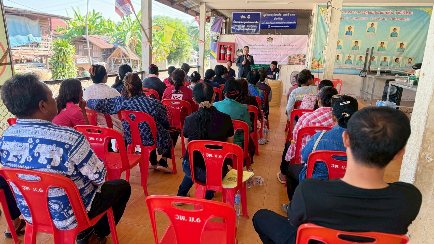 พช.บ้านฝาง : จัดอบรมโครงการส่งเสริมและพัฒนาอาชีพตามแนวทางสัมมาชีพชุมชน กิจกรรมสร้างชุมชนครัวเรือนที่ได้รับผลกระทบด้านอาชีพและรายได้ที่มีศักยภาพและสามารถพัฒนาได้ 