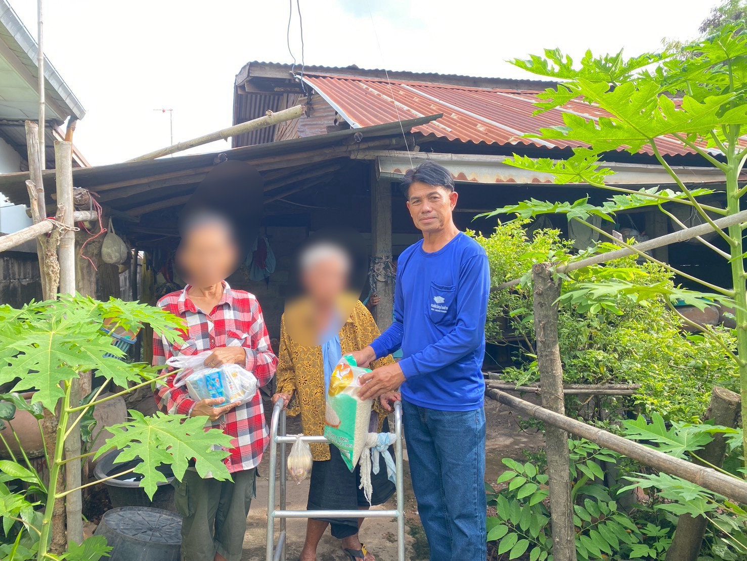 พช.บ้านฝาง : ติดตามครัวเรือนเป้าหมายโครงการขจัดความยากจนฯ ตำบลบ้านเหล่า