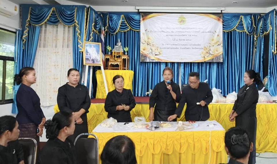พช.บ้านฝาง : ร่วมเป็นวิทยากรกิจกรรม “การประดิษฐ์ดอกไม้จันทน์พระราชทาน” ตำบลโนนฆ้อง
