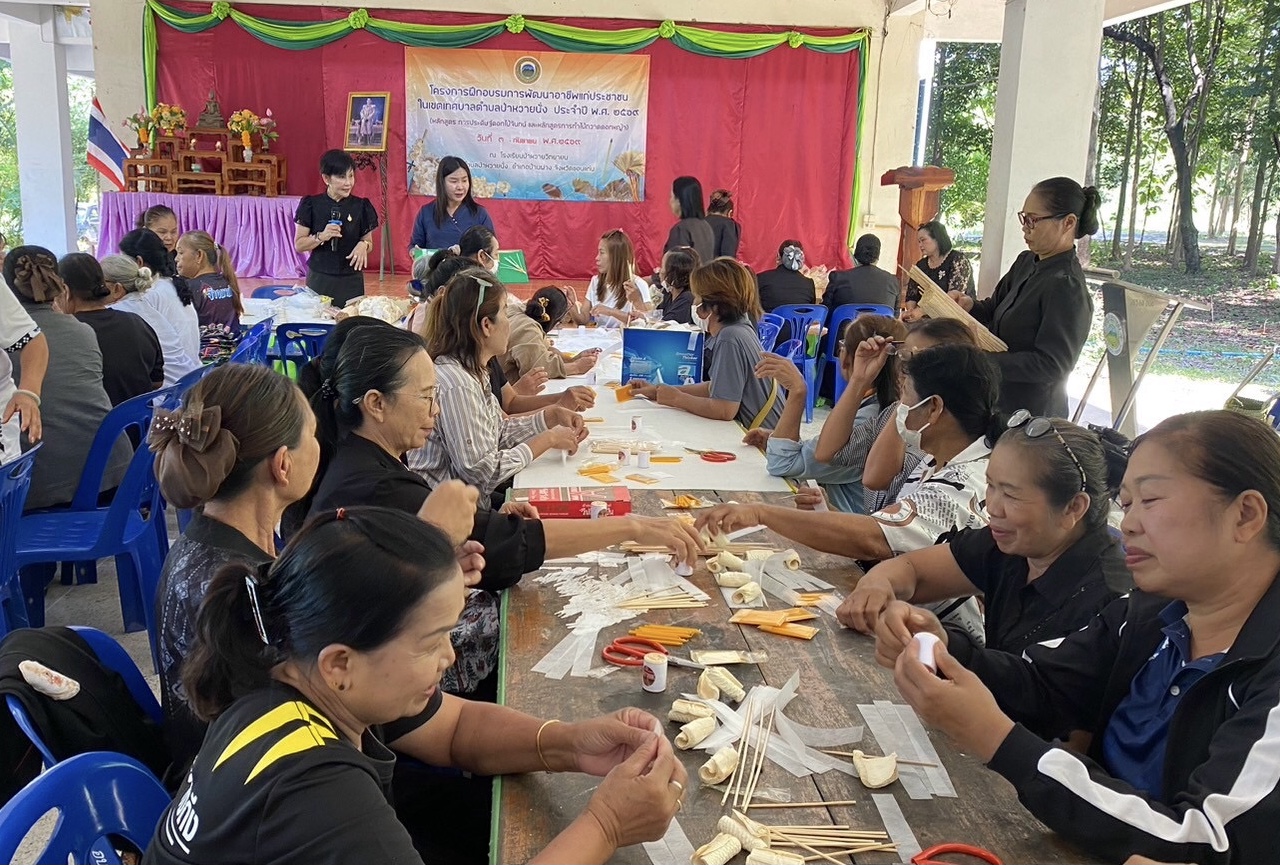 พช.บ้านฝาง : ร่วมกิจกรรมโครงการอบรมการพัฒนาอาชีพ : หลักสูตรการประดิษฐ์ดอกไม้จันทน์