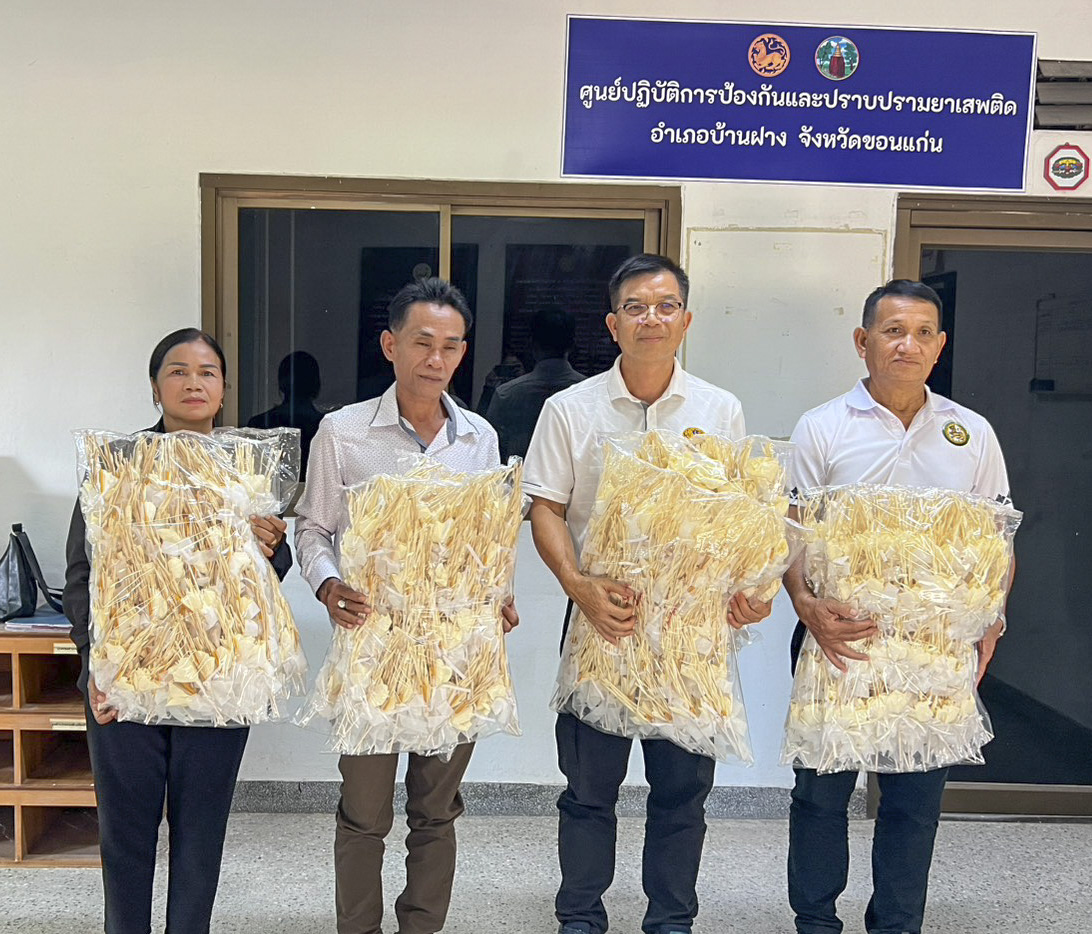 อำเภอบ้านฝาง : รับมอบดอกไม้จันทน์พระราชทานจากองค์การบริหารส่วนตำบลบ้านเหล่า